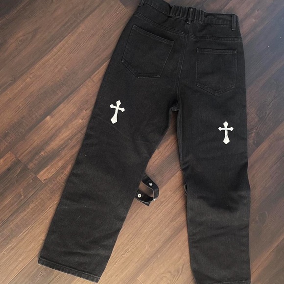 Shinya women’s black goth holy jeans with adjustable straps.
Size 28 - Picture 3 of 5